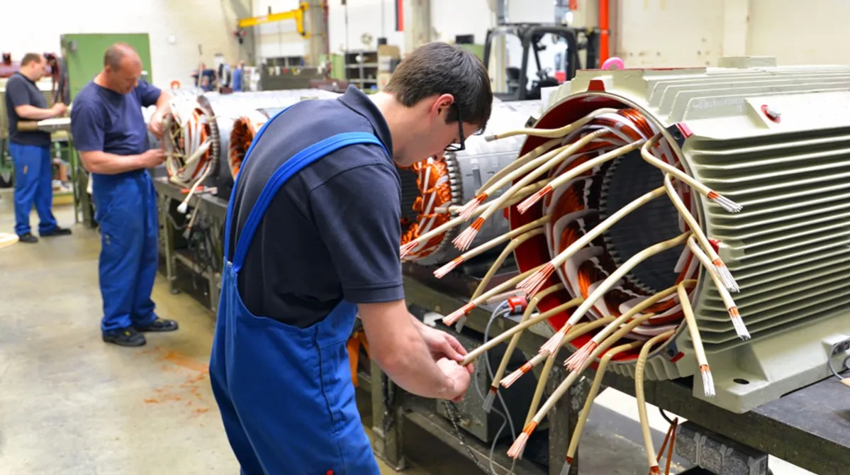 Inżynier elektryk w pracy, nowoczesne technologie, niemiecki przemysł