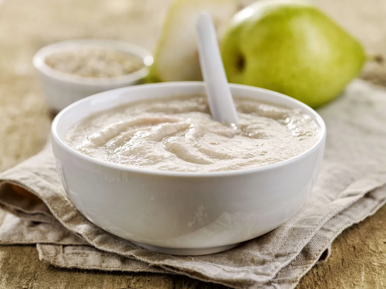 R&oacute;żne rodzaje kaszek dla niemowląt na stole