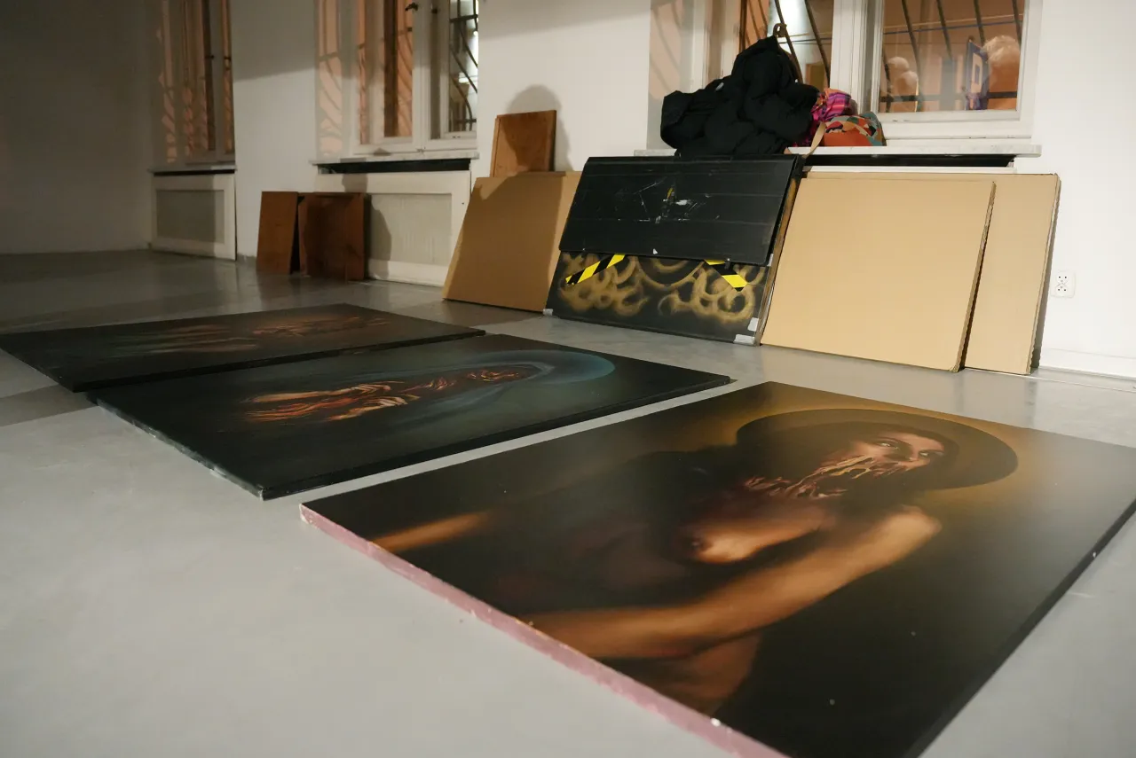 Mroczne obrazy w muzeum sztuki wsp&oacute;łczesnej Ł&oacute;dź, przygotowywane do wystawy.