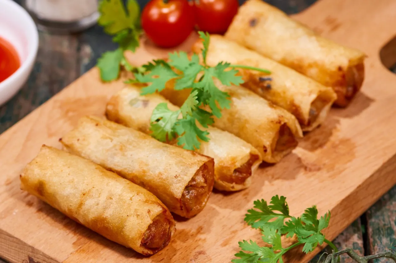 Złociste sajgonki wegetariańskie, idealne do przygotowania w domu. Pyszna przekąska, kt&oacute;rą każdy chce zrobić.