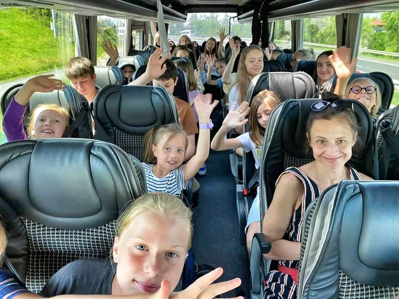 wycieczka szkolna autokar dzieci