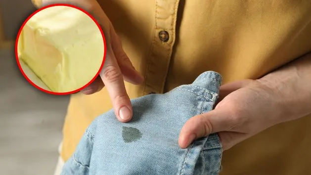 plama ze smaru na kurtce ortalionowej z bliska