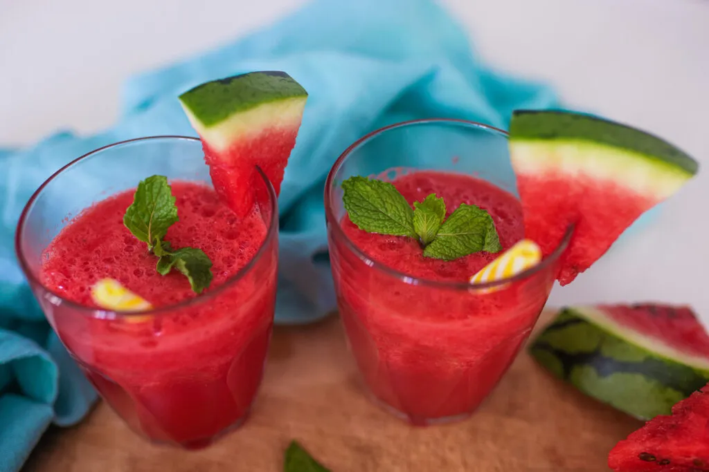 orzeźwiający koktajl arbuzowy z miętą i limonką