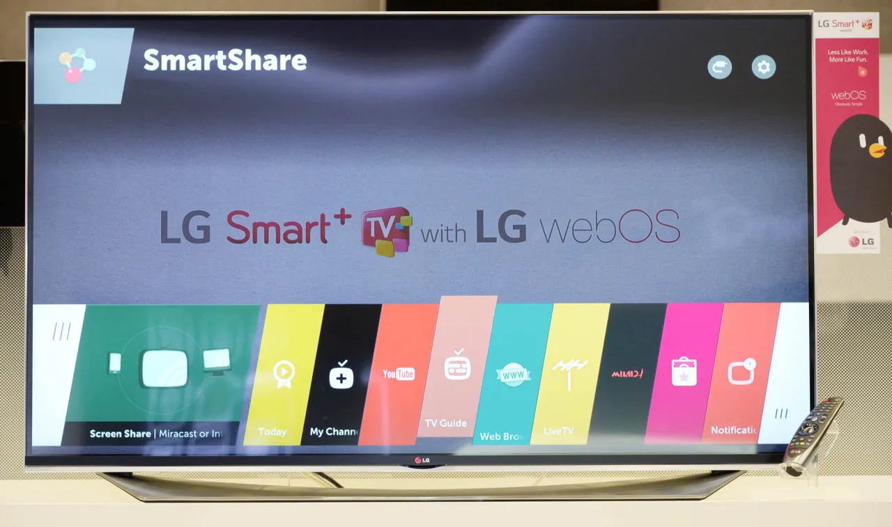 Ekran telewizora LG Smart TV z webOS, pokazujący menu SmartShare. Dowiedz się, jak zaktualizować telewizor LG, aby korzystać z tych funkcji.