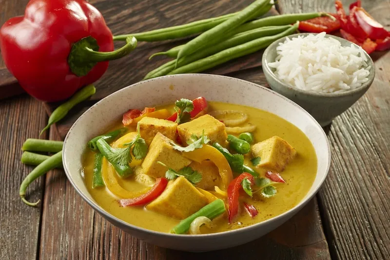 curry z kurczakiem i ryżem, curry wegetariańskie z tofu