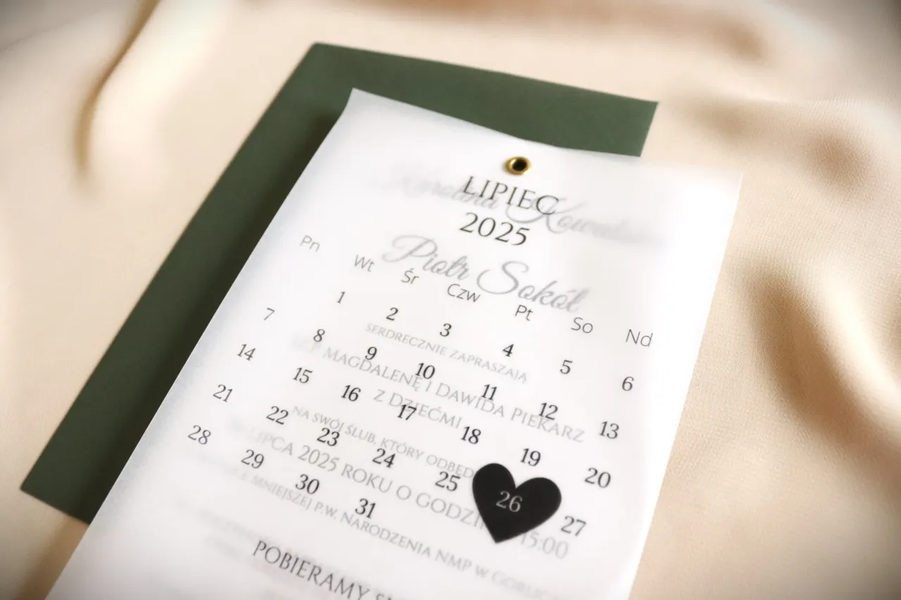 Mężczyzna sprawdzający kalendarz z zaproszeniem na wesele