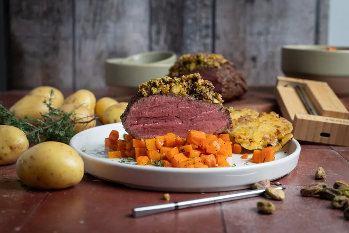 rosa gebratenes Rinderfilet am Stück aufgeschnitten