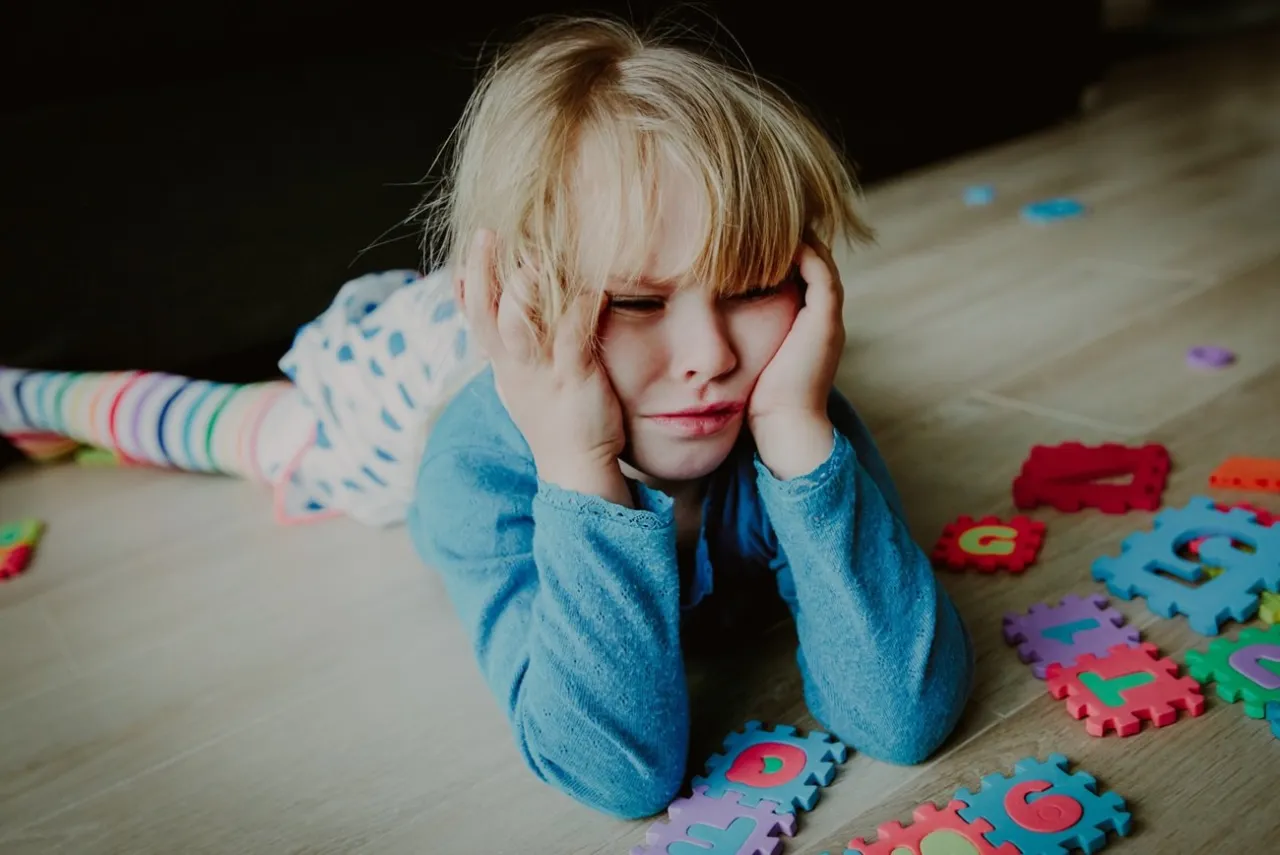 Dziecko w przedszkolu z nadmiarem bodźc&oacute;w, zdezorientowane