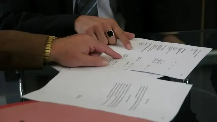 Zdjęcie Co potrzebne do notariusza przy sprzedaży działki? Kluczowe dokumenty i wymagania