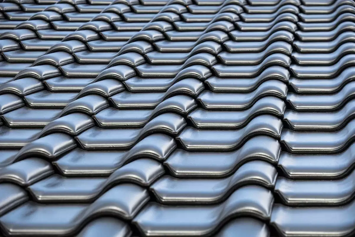 Zdjęcie Ile waży m2 dachówki ceramicznej? Zaskakujące różnice w ciężarze!