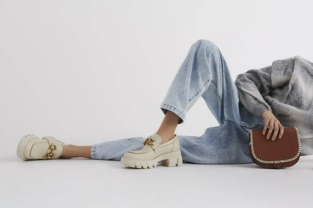 Zdjęcie Stylizacje z beżowymi mokasynami damskimi - inspiracje na każdą okazję