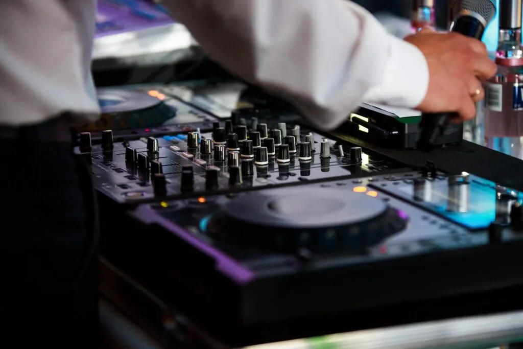 Zdjęcie Ile kosztuje DJ na imprezę? Sprawdź ceny i kluczowe czynniki