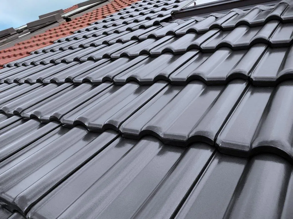 Zdjęcie Dachówka ceramiczna matowa czy z połyskiem - jak wybrać najlepszą opcję?