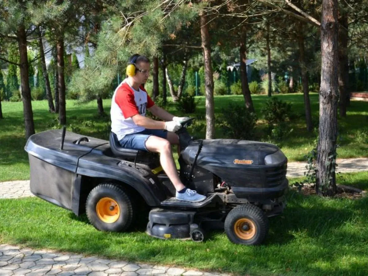 Zdjęcie Jak zrobić kosz do kosiarki traktorka - proste kroki i materiały