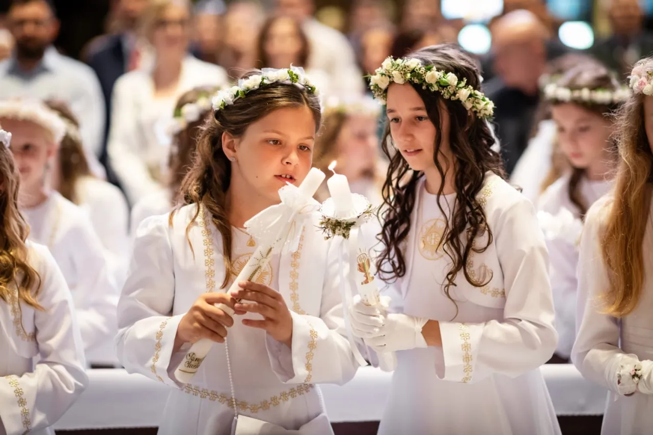 Zdjęcie Ile bierze fotograf za komunię? Odkryj ukryte koszty usług fotograficznych