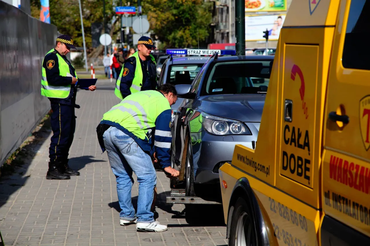 Zdjęcie Ile kosztuje holowanie auta przez straż miejską? Sprawdź ceny w miastach