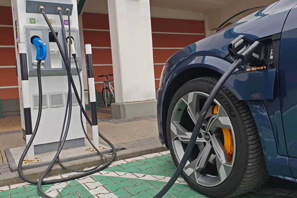 Zdjęcie Ile kosztuje ładowanie samochodu elektrycznego na stacji Orlen? Ceny i ukryte opłaty