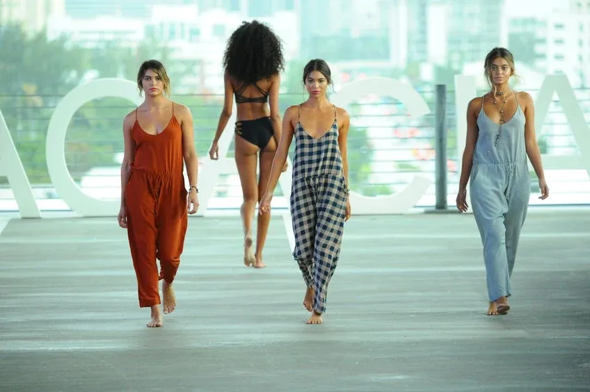 Zdjęcie Dla kogo kombinezony? Odkryj idealne fasony dla każdej sylwetki