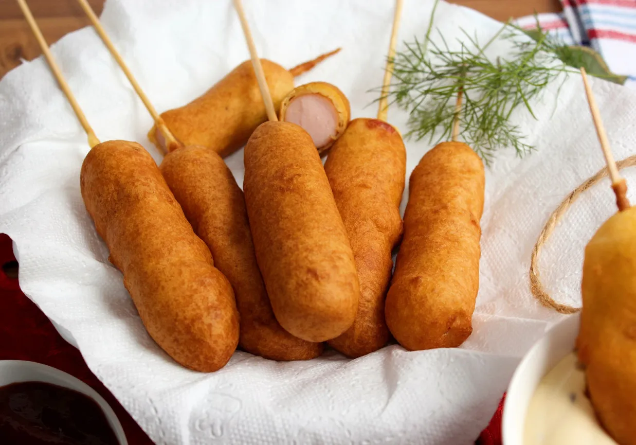 Zdjęcie Parówki w cieście naleśnikowym: najlepszy przepis krok po kroku + porady