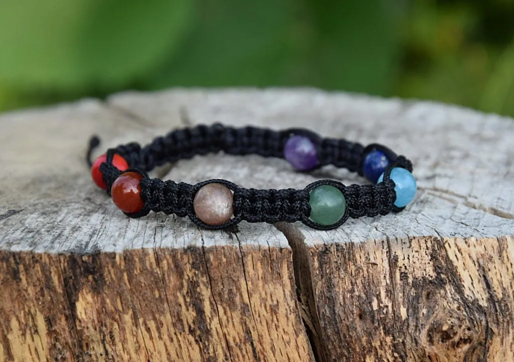 Zdjęcie Męska bransoletka czakralna: przewodnik po kamieniach i mocy