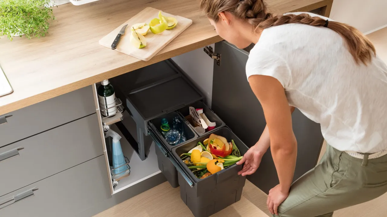 Zdjęcie Jak zagospodarować szafkę pod zlewem, aby uniknąć bałaganu i zyskać przestrzeń