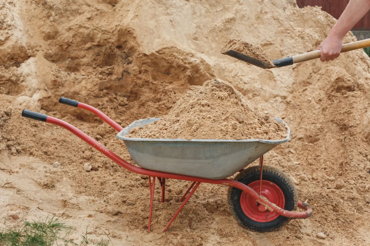 Zdjęcie Pojemność taczki – jak wybrać odpowiednią do ogrodu i budowy?
