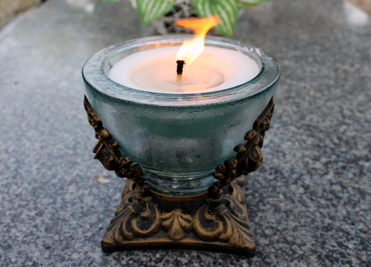 Zdjęcie Kiedy zapalić znicz po pogrzebie? Odkryj ważne tradycje i zasady