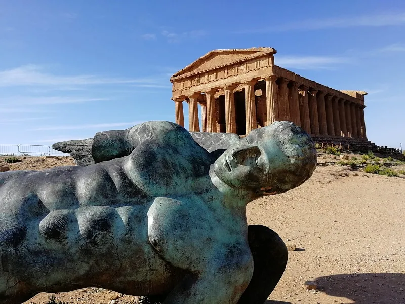 Zdjęcie Mitoraj w Dolinie Świątyń: tajemnice rzeźby Ikar w Agrigento