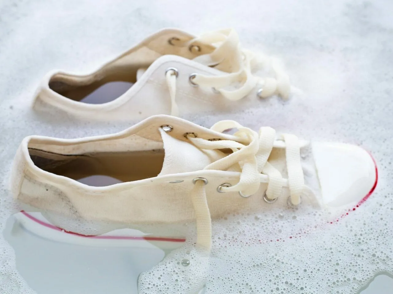 żółte plamy na białych butach przyczyny