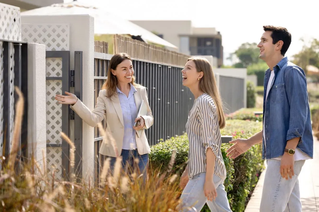 Agentka nieruchomości pokazuje dom parze. Dowiedz się, jak zostać agentem nieruchomości i pomagać ludziom znaleźć ich wymarzone lokum.