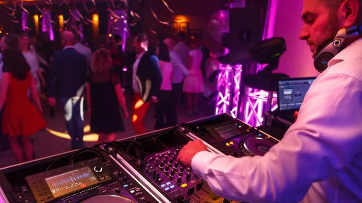 DJ na imprezie urodzinowej z r&oacute;żnym sprzętem