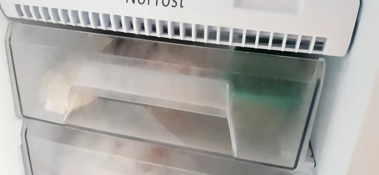 Uszkodzona szuflada zamrażarki, pęknięty front