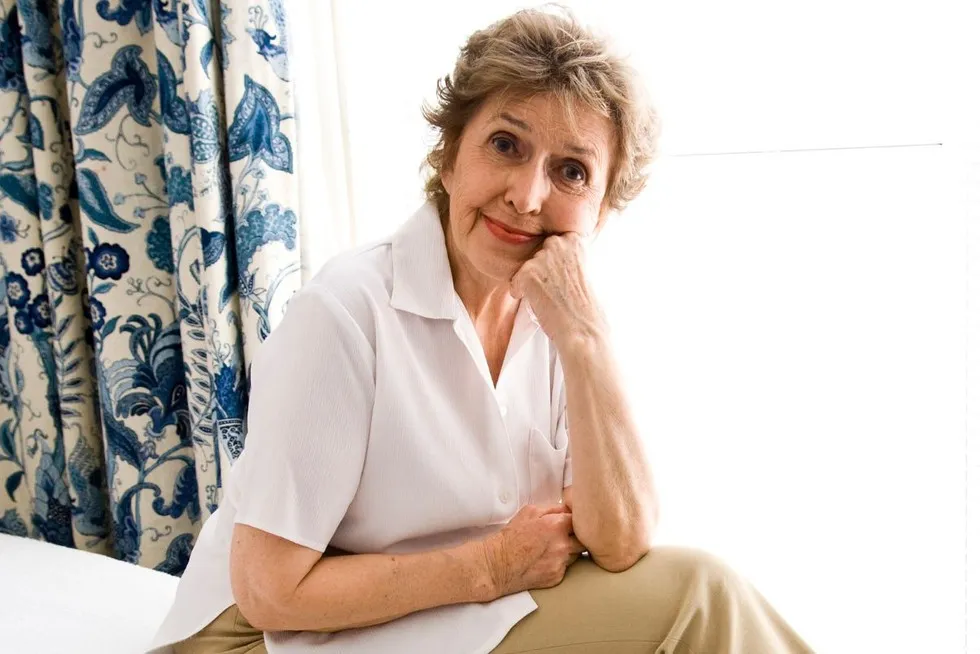 starsza osoba przy stole zamyślona