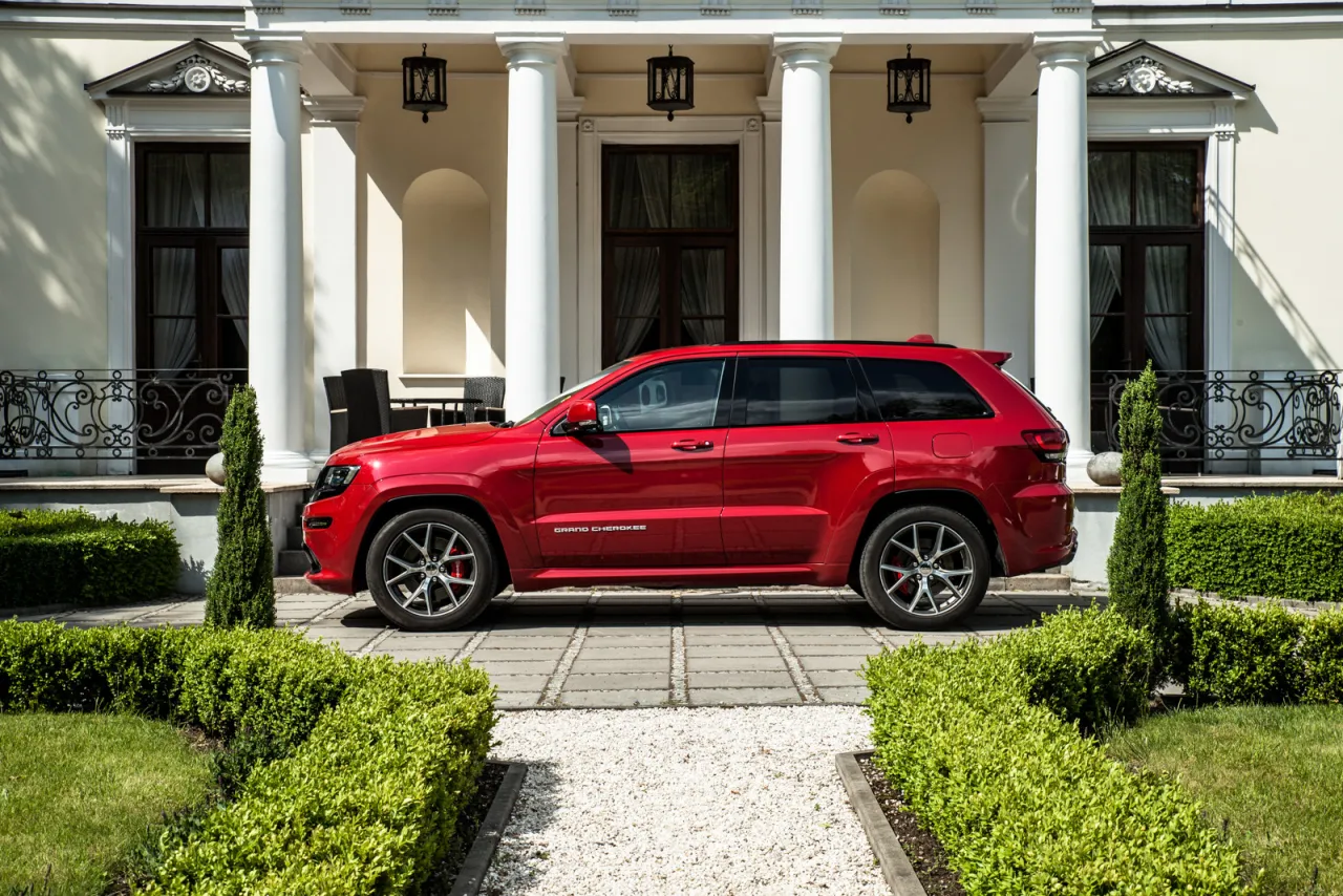 Jeep Grand Cherokee SRT na drodze