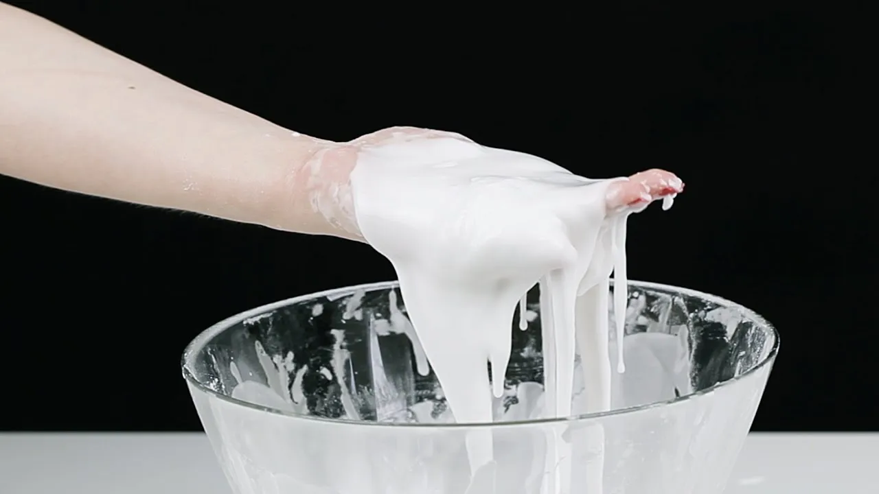 dziecko robi eksperyment z mąką ziemniaczaną