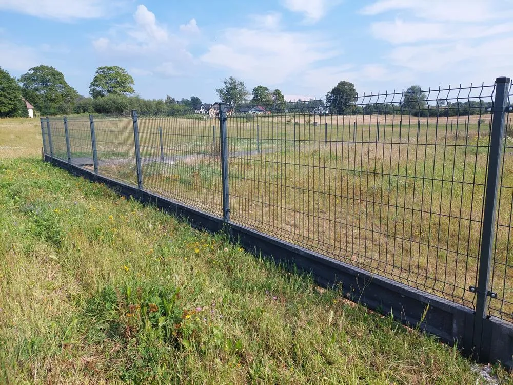 Ogrodzenie panelowe 3D antracytowe z podmurówką