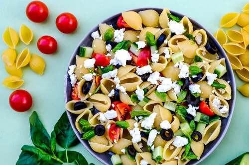 ensalada de pasta griega con queso feta