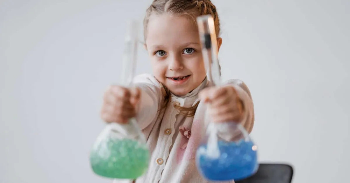 dzieci przeprowadzające eksperymenty biologiczne w domu