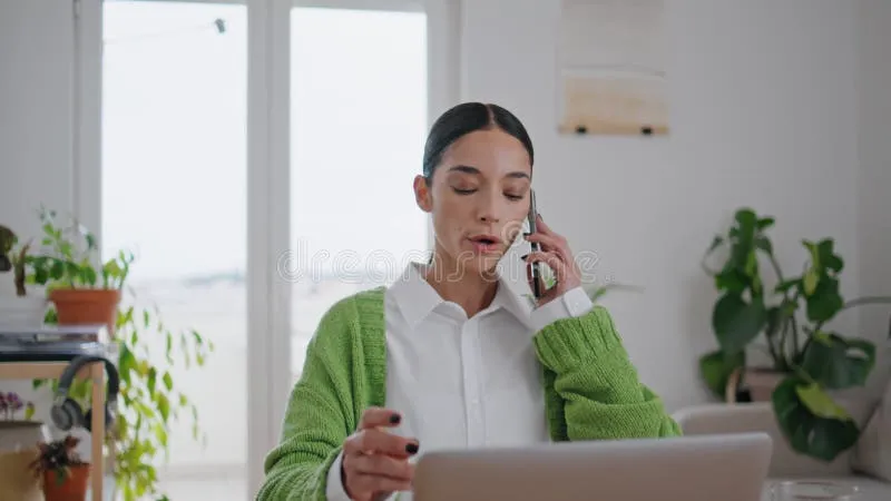 zdenerwowana osoba rozmawiająca przez telefon w biurze