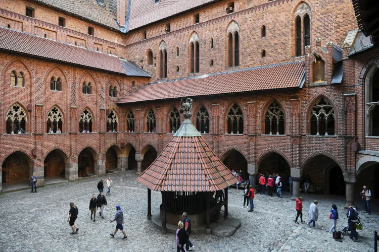 Zamek Malbork wnętrze z rodziną