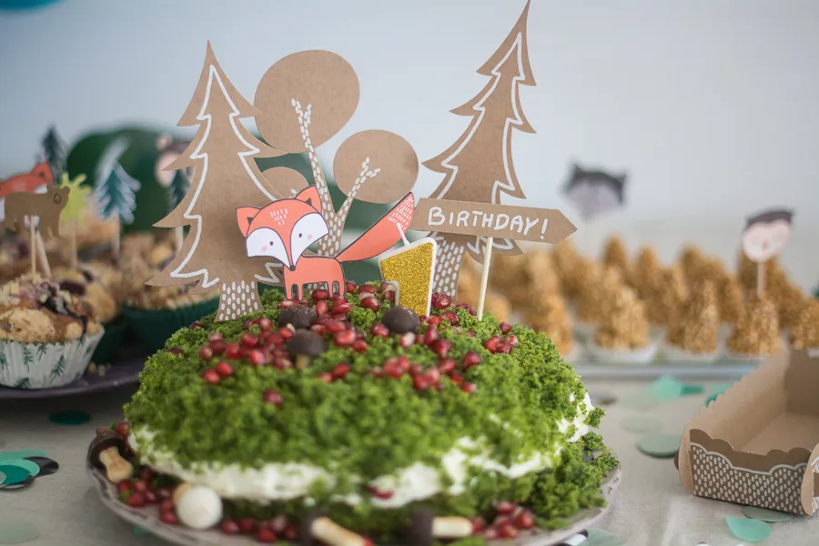 Urodzinowy st&oacute;ł dla dziecka motyw przewodni