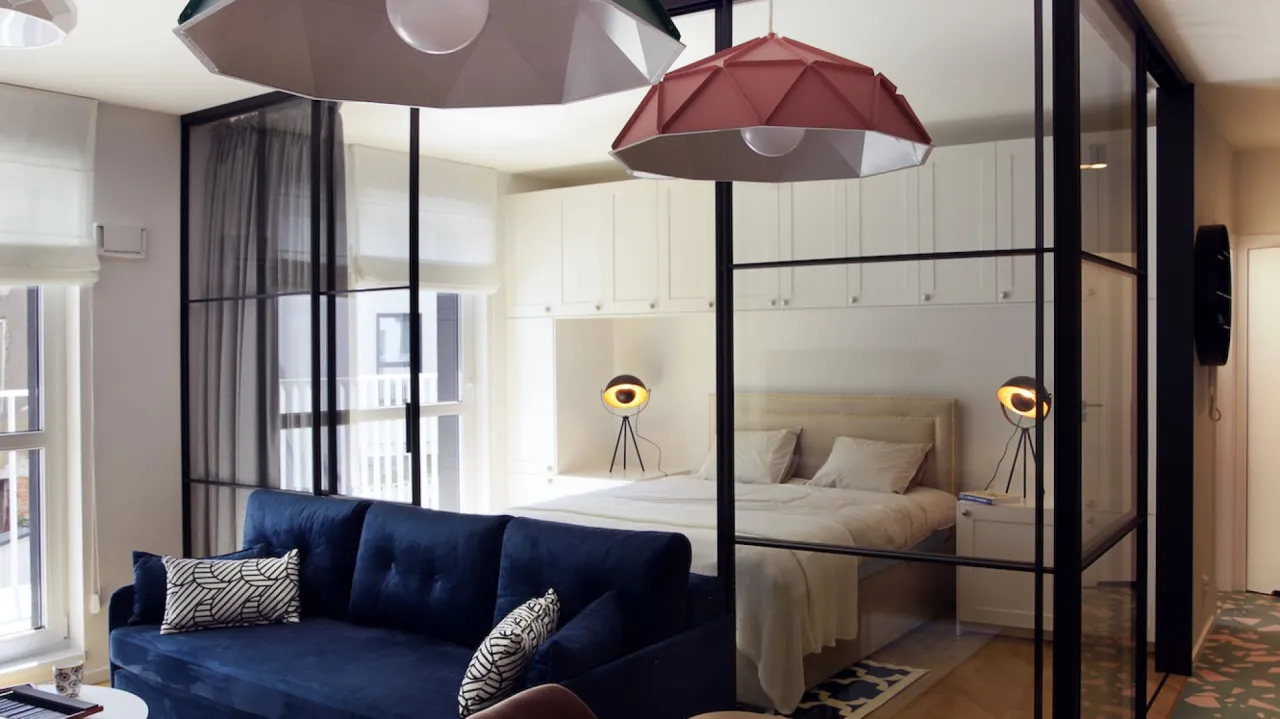 Małe mieszkanie podział stref ścianki ażurowe szklane