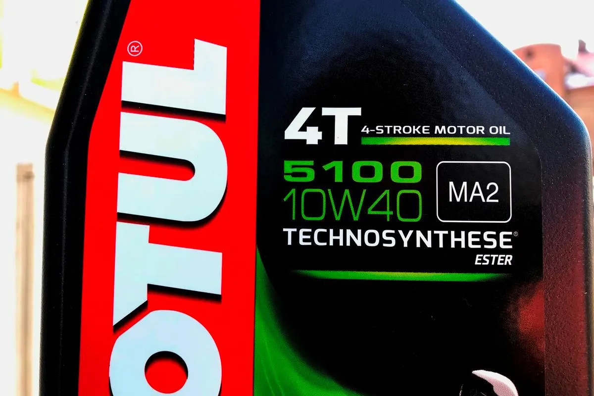 etykieta oleju silnikowego Motul oznaczenia