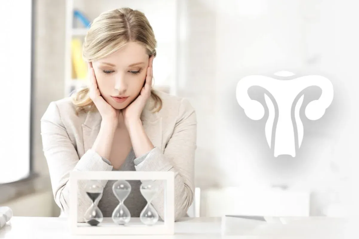 kobieta zaniepokojona nieregularnym cyklem menstruacyjnym