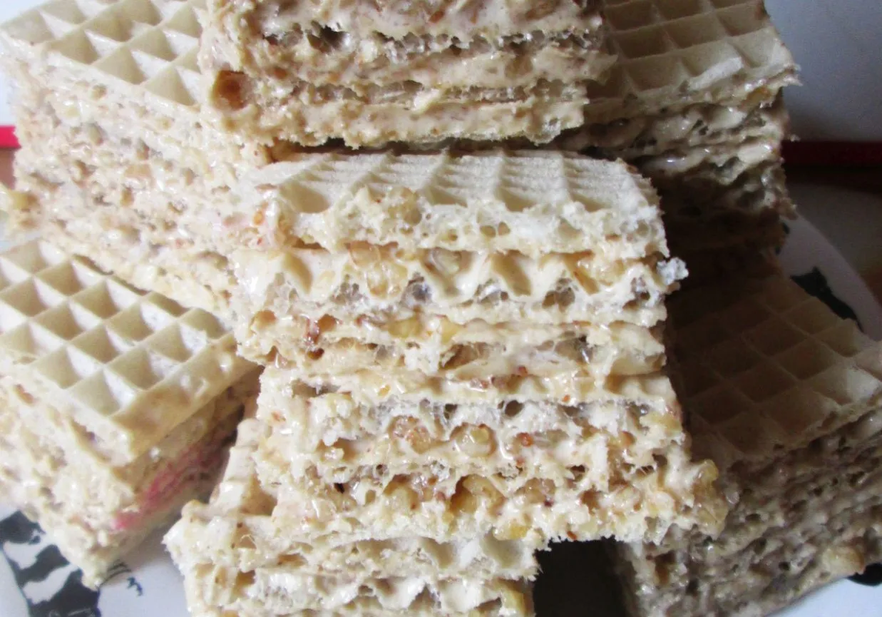 tradycyjne wafle z masą orzechową