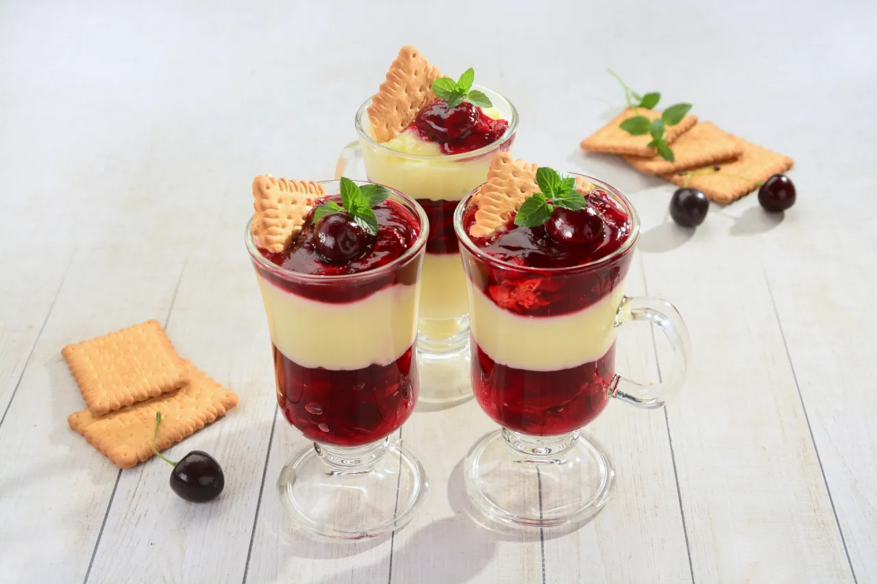 Budyń w szklankach z dodatkami