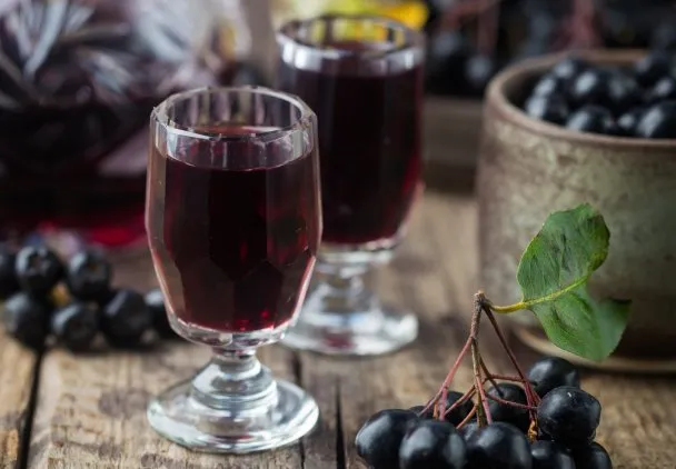 Nalewka z aronii z liśćmi wiśni i przyprawami