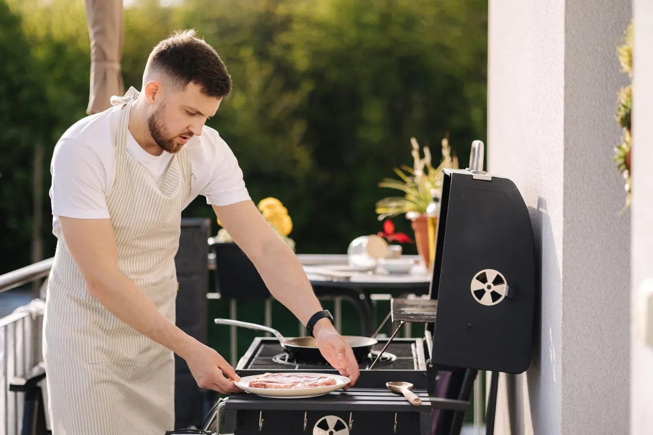 grill węglowy na balkonie dym zagrożenie pożarowe