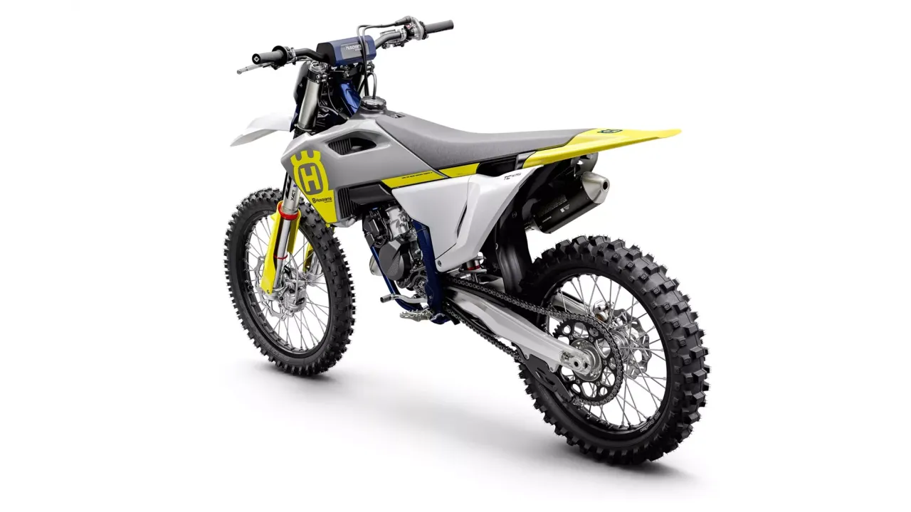 Motocykl Husqvarna TC 125 w szaro-ż&oacute;łtej kolorystyce. Sprawdź husqvarna tc 125 dane techniczne, by poznać jego możliwości.