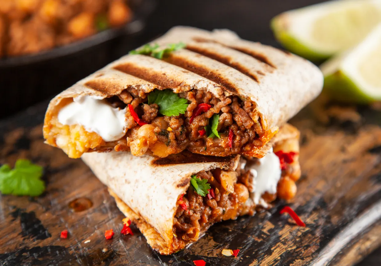 Dwa pyszne burrito z mielonym mięsem, fasolą i chili. Idealne przyprawy do burrito to sekret smaku!
